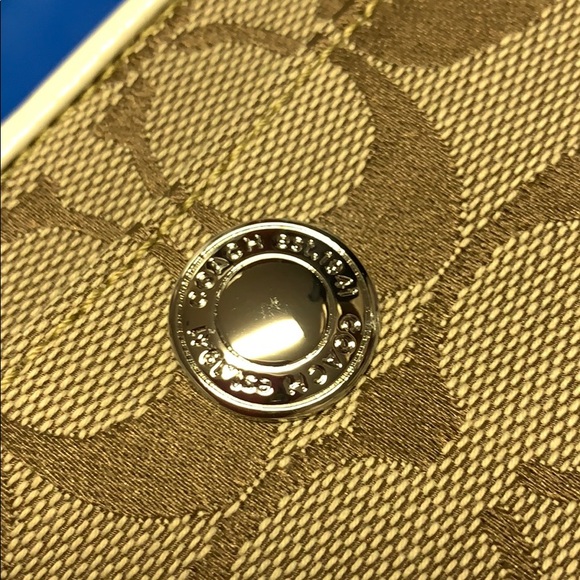 Coach wristlet/clutch signature and off-white NWT - Picture 6 of 8